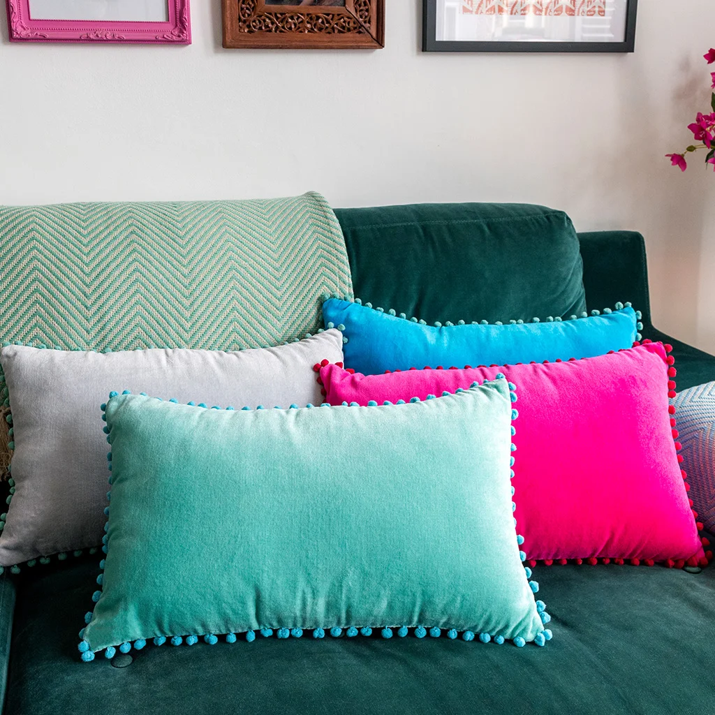 coussin pom pom velours aqua