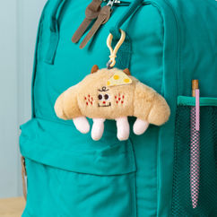 charm de sac en peluche - croissant duveteux