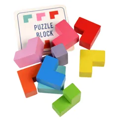 puzzle 3d en bois dans une boîte