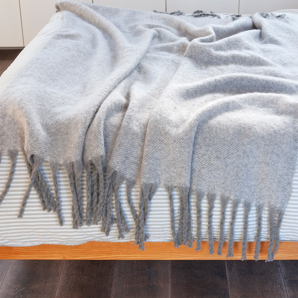 ultra soft woven blanket (127 x 152cm) - light grey
