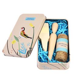 outils et ficelle de jardinier dans une boîte your garden