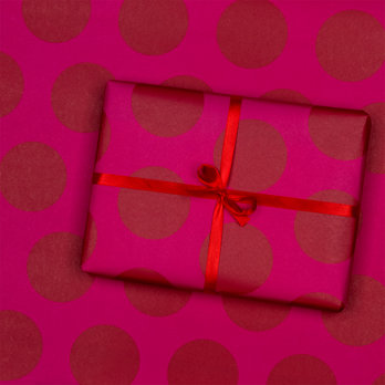 feuilles de papier cadeau - pois rouge sur rose