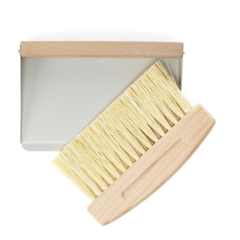 tischset aus holz bürste und kehrschaufel - warmes grau