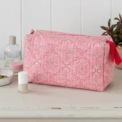 quilted wash bag - anushka quilted wash bag - anushka