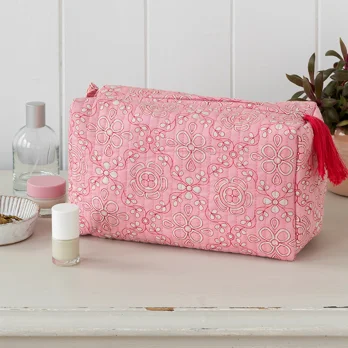 quilted wash bag - anushka quilted wash bag - anushka