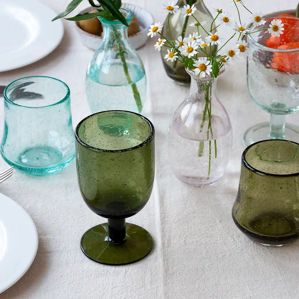 copa de vidrio soplado a mano con burbujas y tallo - verde oliva