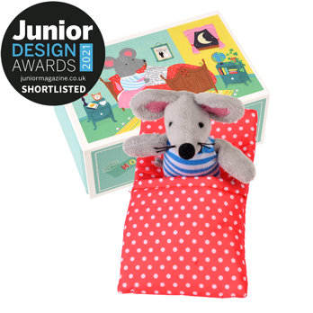 stofftier maus in ihrem kleinen haus