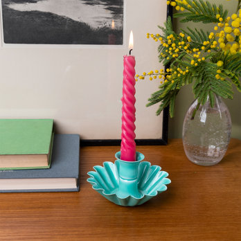 emaille-kerzenhalter mit gewölbtem tropfschutz in blumenform - aqua