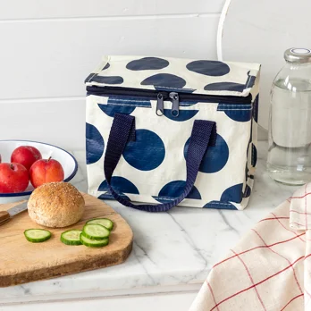 isolierte snacktasche spotlight marineblau auf weiss isolierte snacktasche spotlight marineblau auf weiss