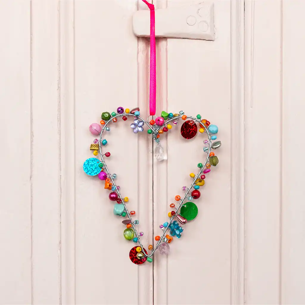 decoración de corazón con cuentas variadas - 9 x 12 cm