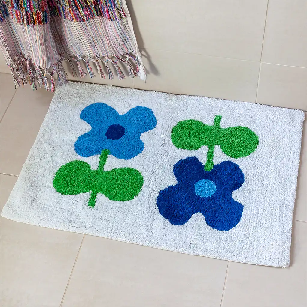 tapis de bain tufté en coton - fleurs bleues