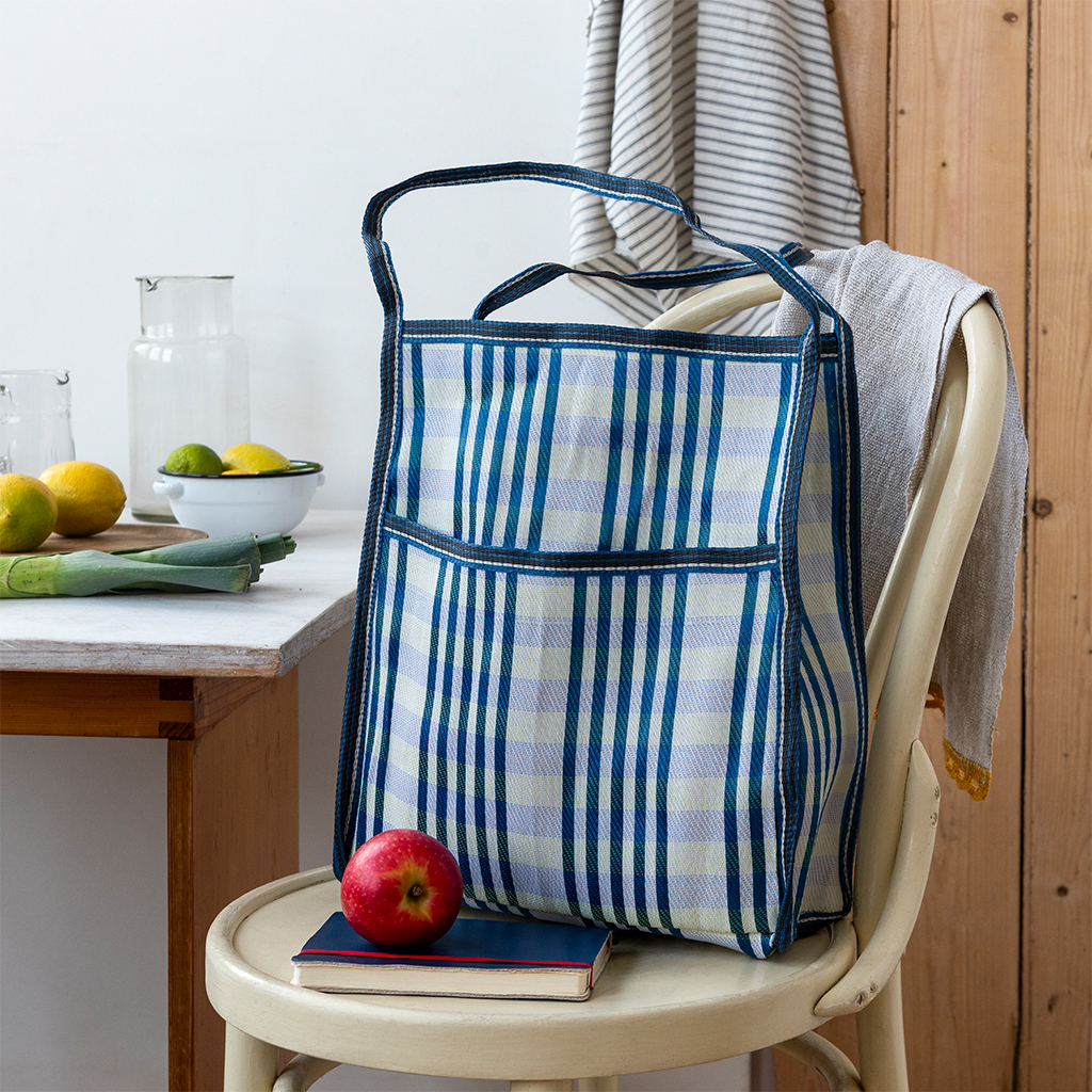 recycled woven bag with side pocket - white and blue