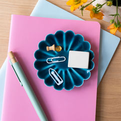 plat à bibelots émaillé en forme de fleur (9 cm) - bleu