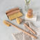 tischset aus holz bürste und kehrschaufel - warmes grau