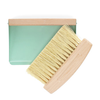 tischset aus holz bürste und kehrschaufel - pistaziengrün