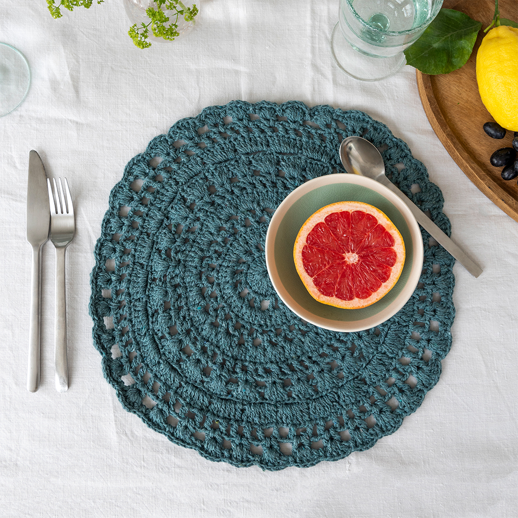 crochet placemat - teal