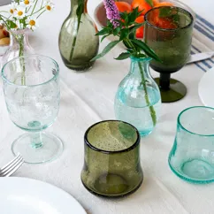 mundgeblasene kugelförmige vase aus glas - blau