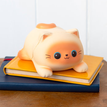 knetbares anti-stress-spielzeug - liegende katze