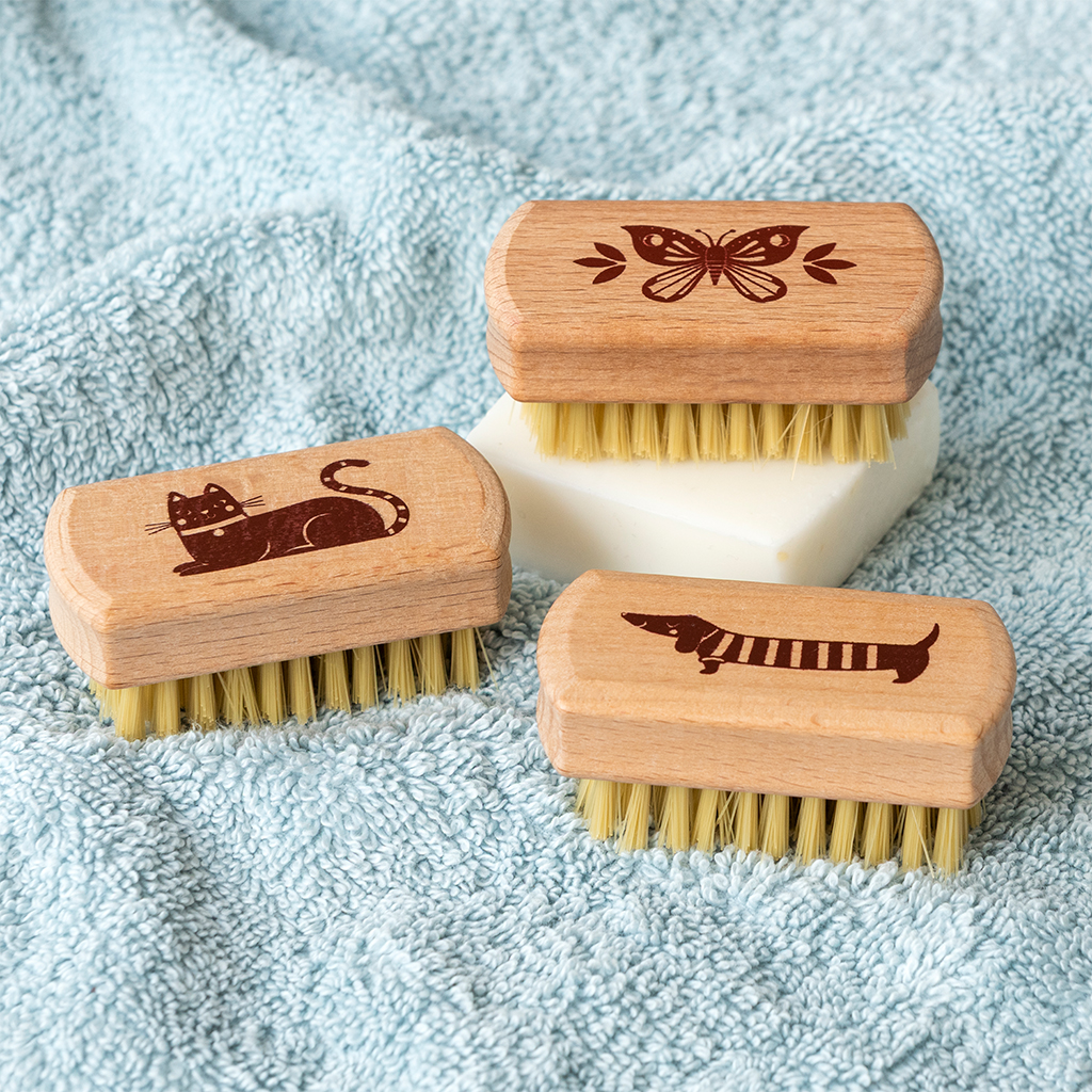 brosse à ongles en bois - chat