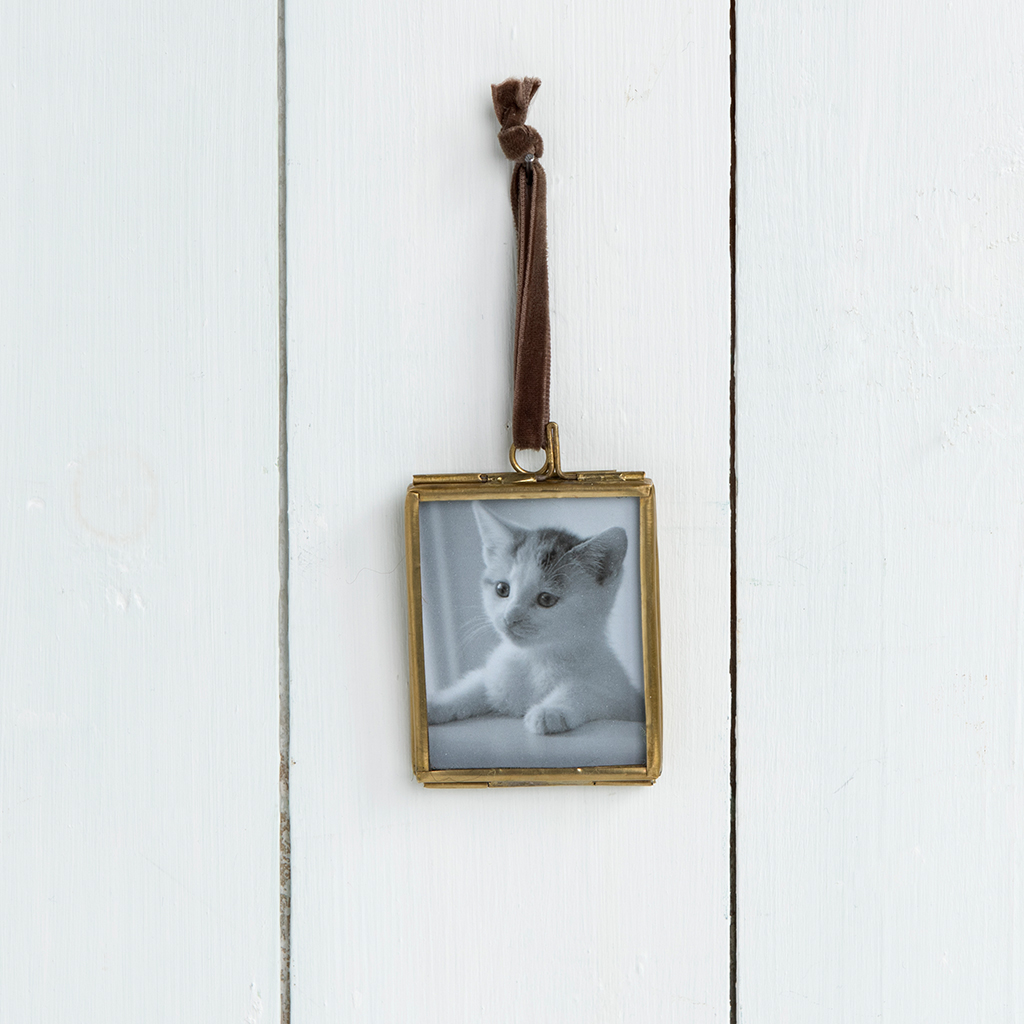 hanging brass frame 4.5x5.5cm