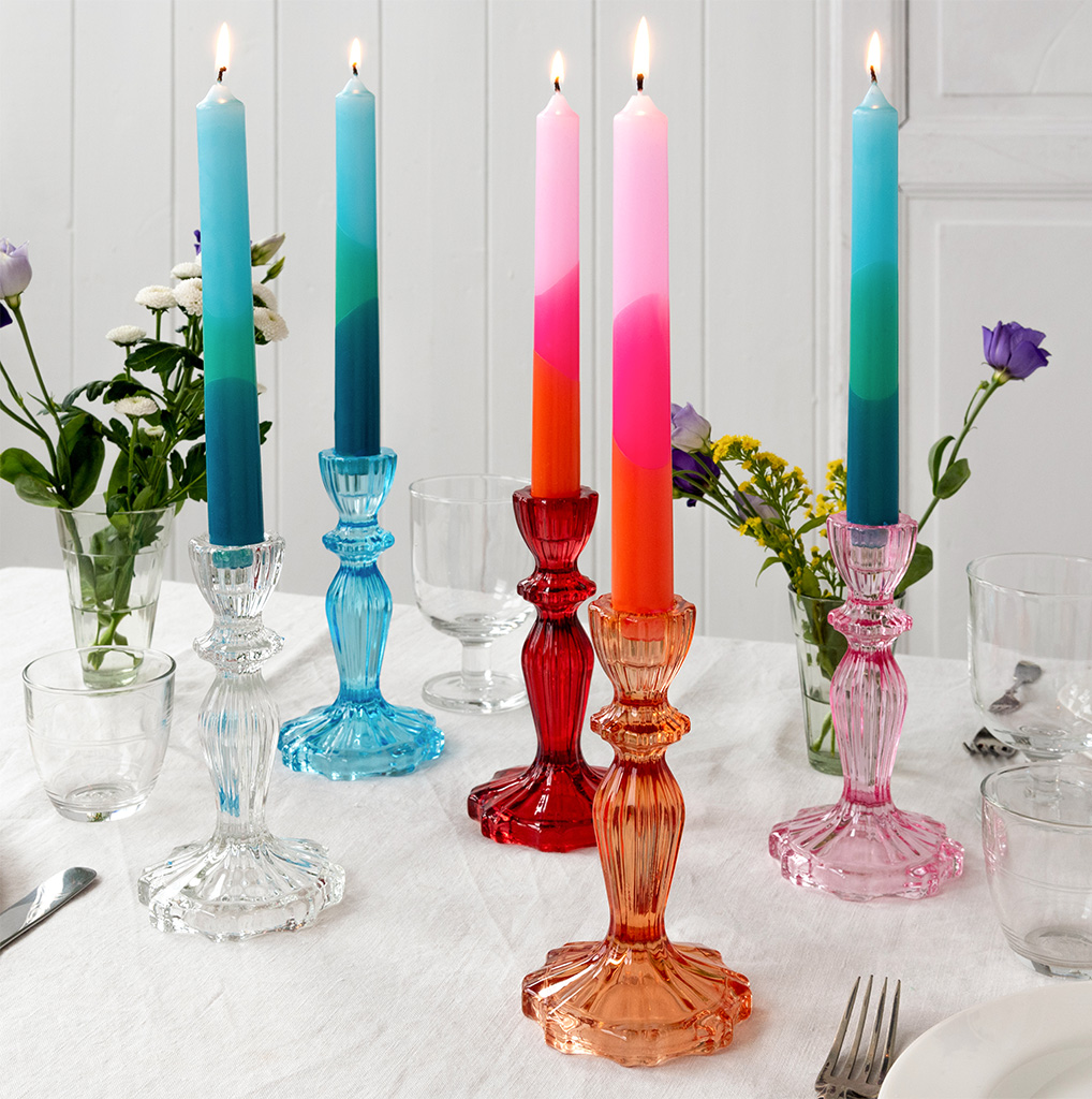 großer kerzenständer aus orangefarbenem glas