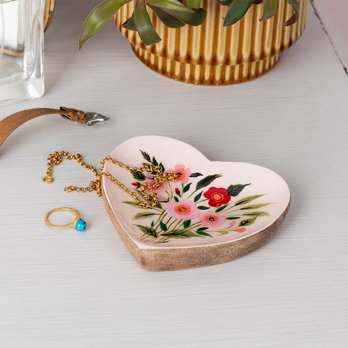 herzförmige schmuckschale aus holz - blumen