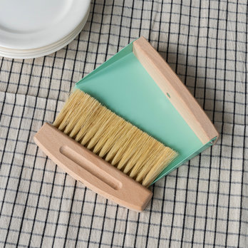 tischset aus holz bürste und kehrschaufel - pistaziengrün