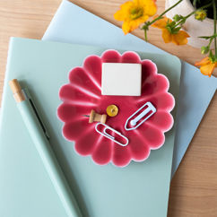 plat à bibelots émaillé en forme de fleur (9 cm) - rouge