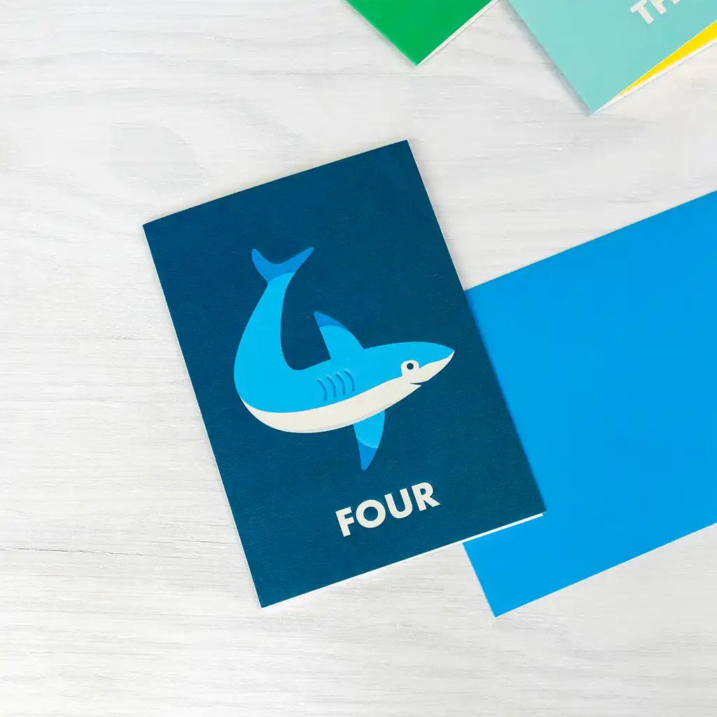 tarjeta de cumpleaños 'cuatro' tiburón