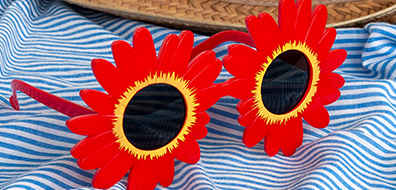 Novelty red sunglasses shaped like sunflowers, perfect for fun summer parties or quirky fashion accessories.