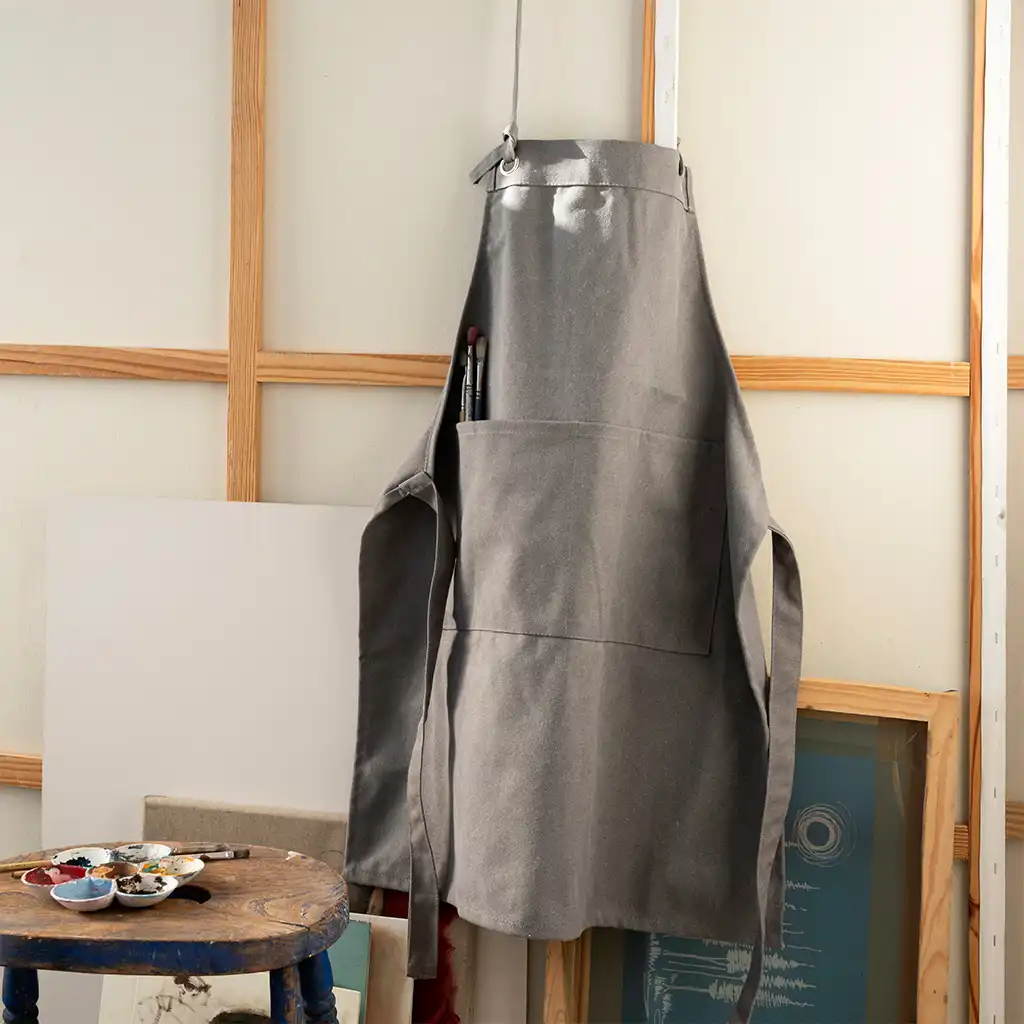 delantal utilitario con correas y bolsillos de sarga- gris oscuro