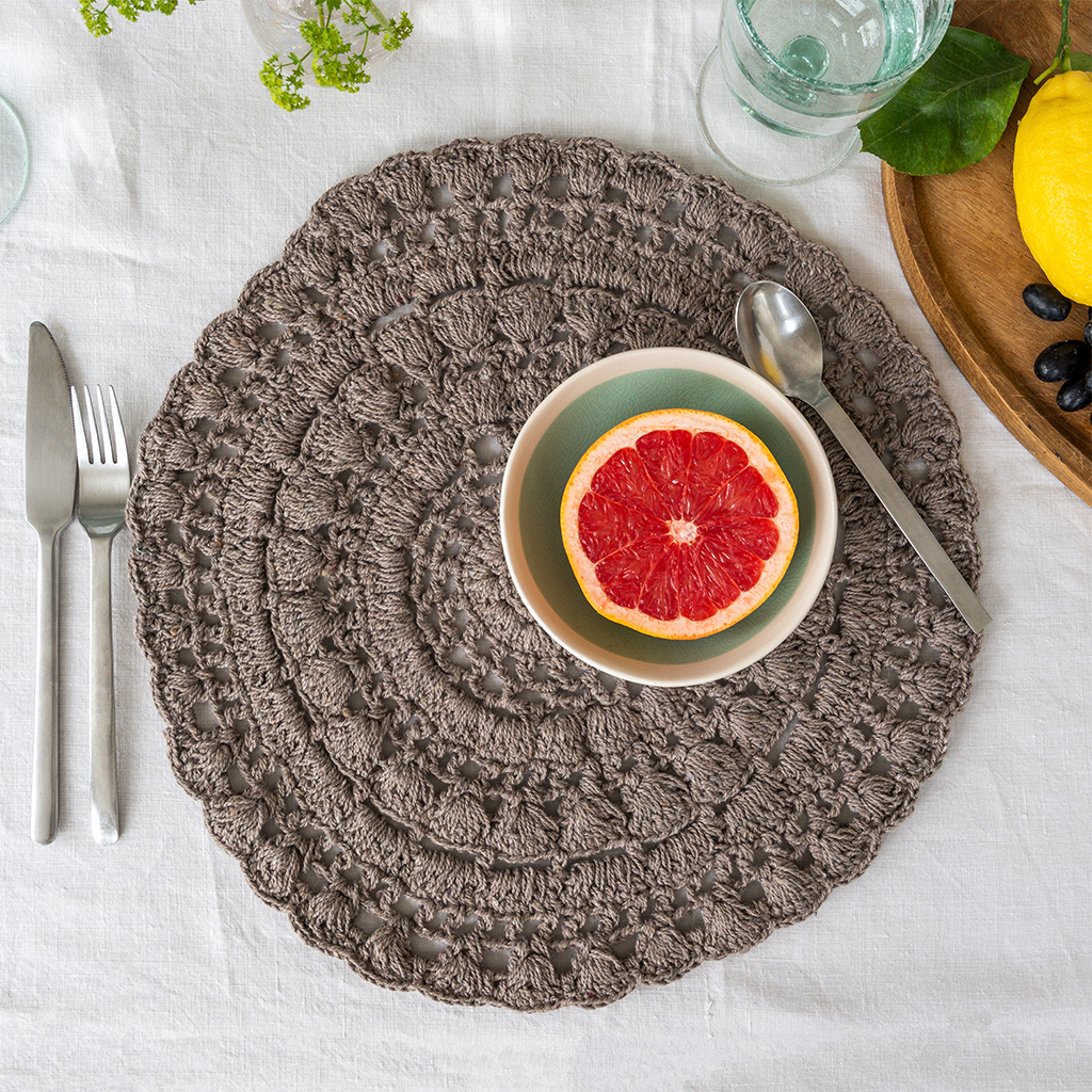 crochet placemat - grey