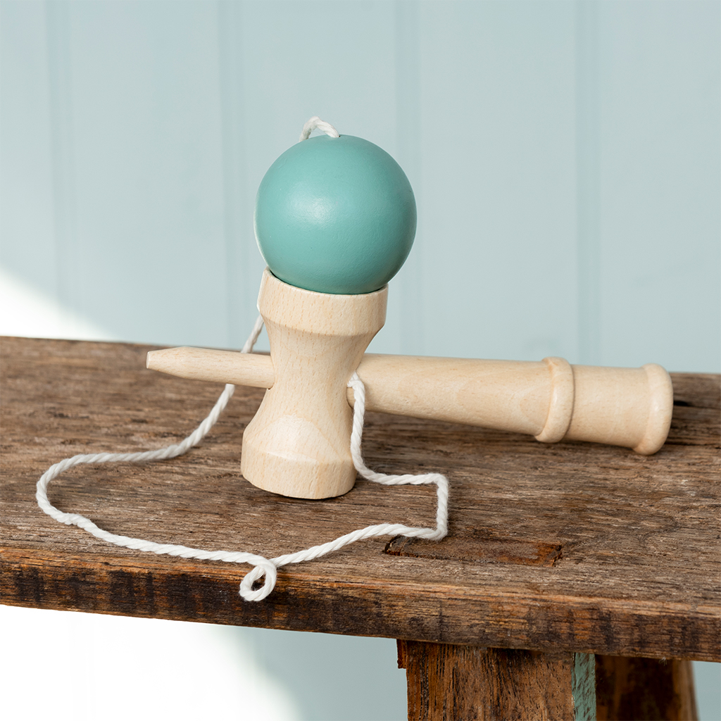 kendama-fangbecher und ball aus holz