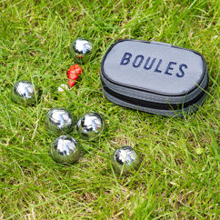 ensemble de mini boules dans un étui de voyage