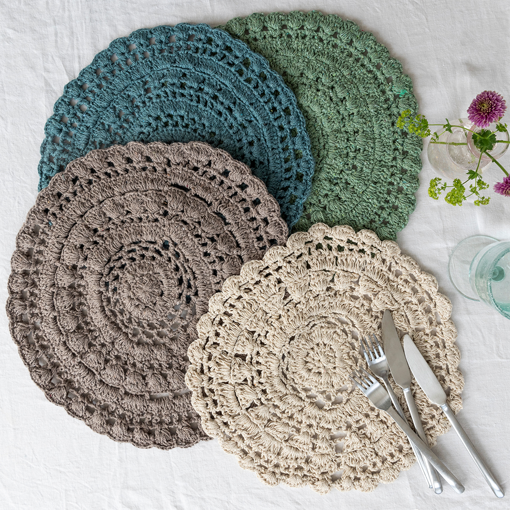crochet placemat - grey