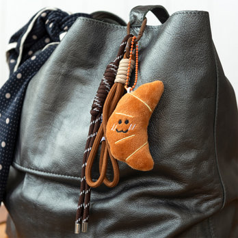 charm de sac en peluche - monsieur croissant
