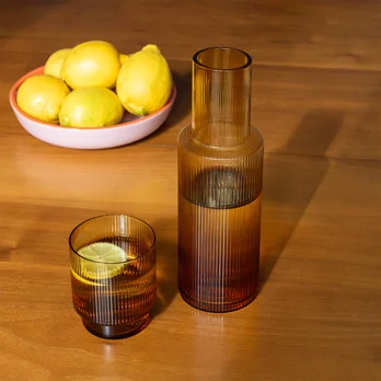 karaffe aus geripptem glas 850ml - amber karaffe aus geripptem glas 850ml - amber