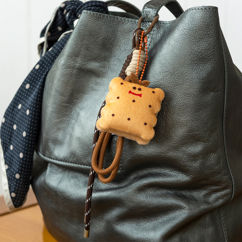 breloque en peluche pour sac - monsieur biscuit
