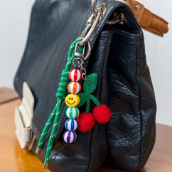 charm de sac en peluche - cerise au crochet