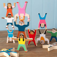 stapelspiel mit holzfiguren