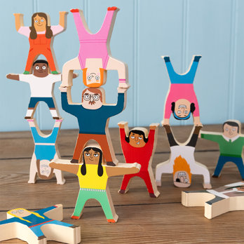 stapelspiel mit holzfiguren