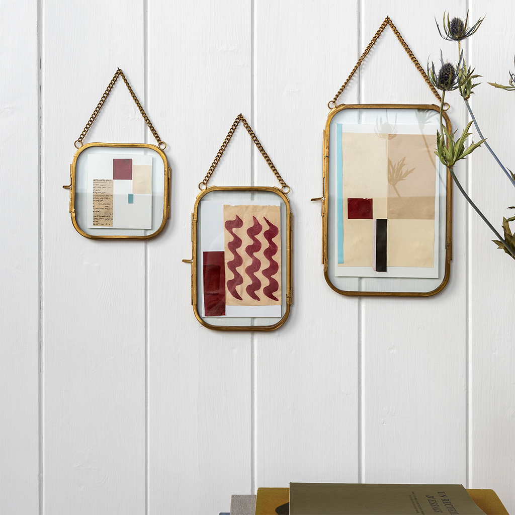rounded hanging brass frame 10x10cm