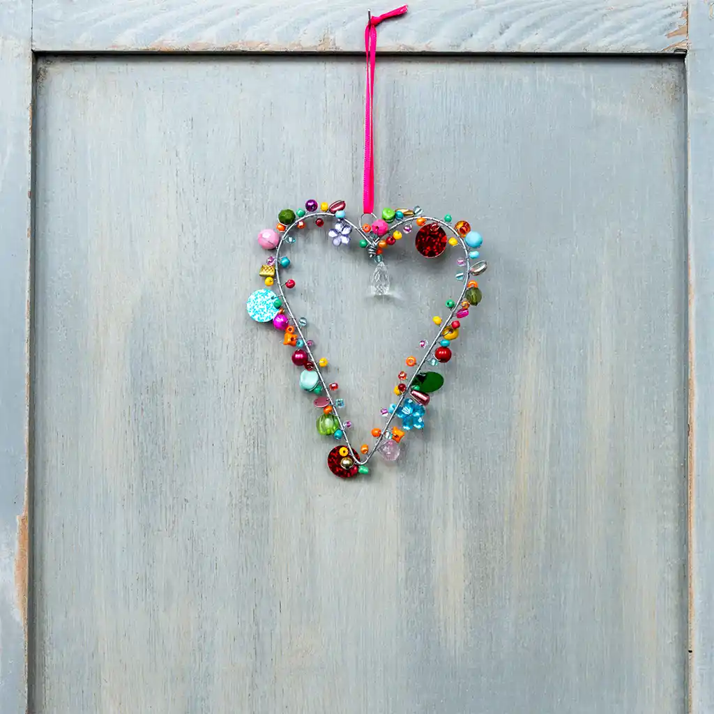 decoración de corazón con cuentas variadas - 9 x 12 cm