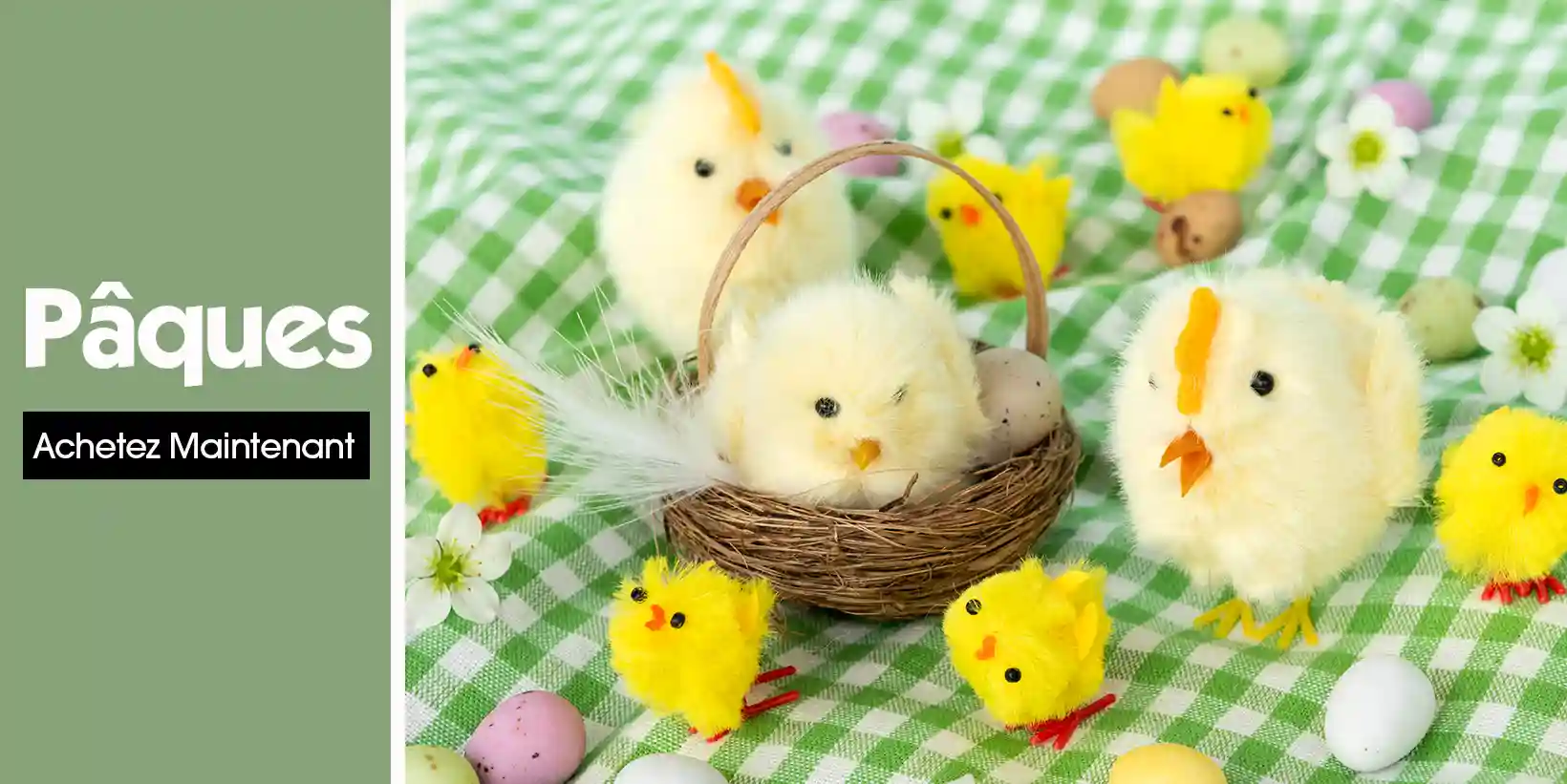 Présentation sur le thème de Pâques mettant en scène de petits poussins jaunes duveteux sur un tissu à carreaux vert.